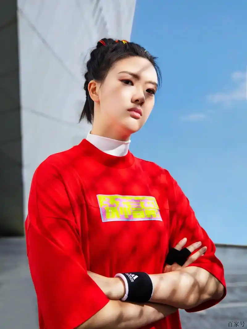 女排最性感的队员刘晏含,红嘴唇大波浪,露背礼服装,有颜就自信