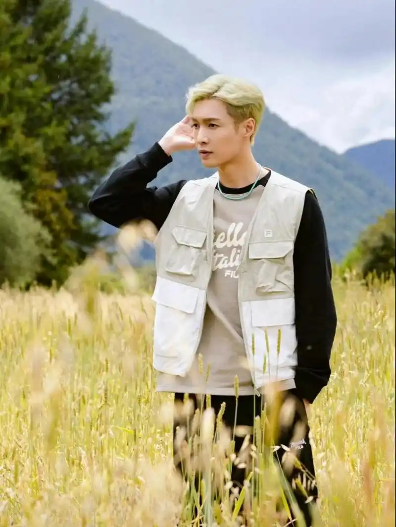 张艺兴最新穿搭 一整套都好好看 素色搭配在大自然中最美不过了 休闲