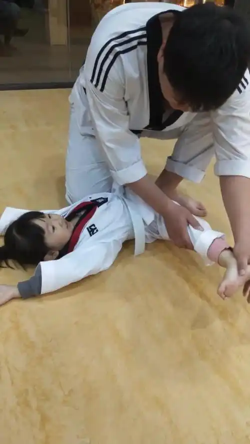 五岁的7 7第一次撕腿都没有哭还能 坚持 呢#跆拳道训练方法