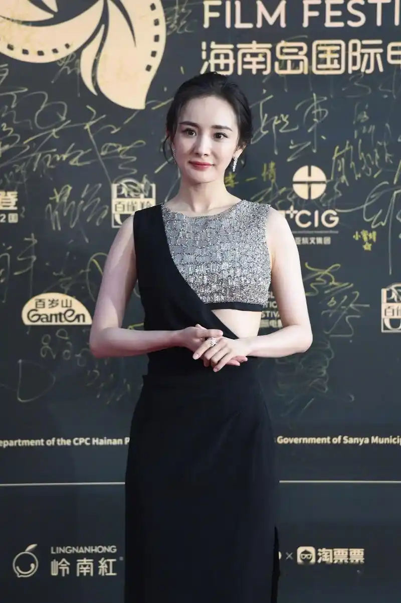 杨幂一袭黑裙亮相红毯,今天这一身真的非常显身材.太美了吧!