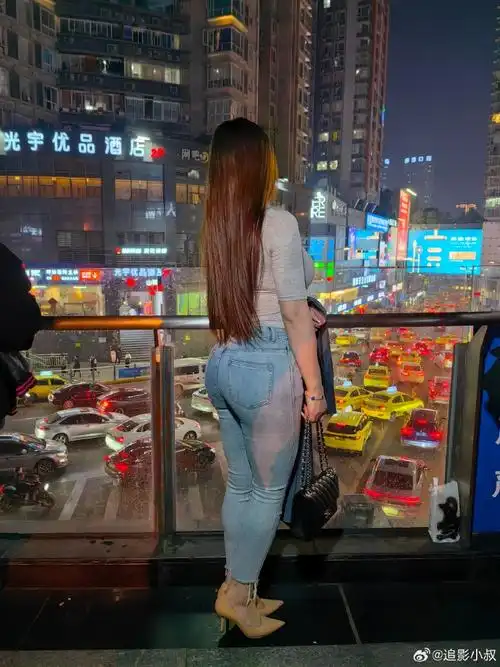 街拍原图#重庆的夜晚街景悄然变幻,  灯光勾勒出一幅幅别具韵味的