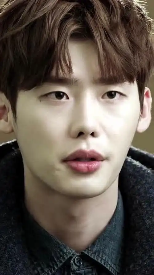 李钟硕一颦一笑都那么迷人这个泪痣这个嘴唇太可爱了