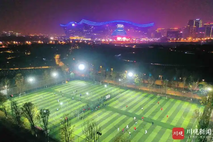 视频灯光下露天足球场燃动成都夜生活