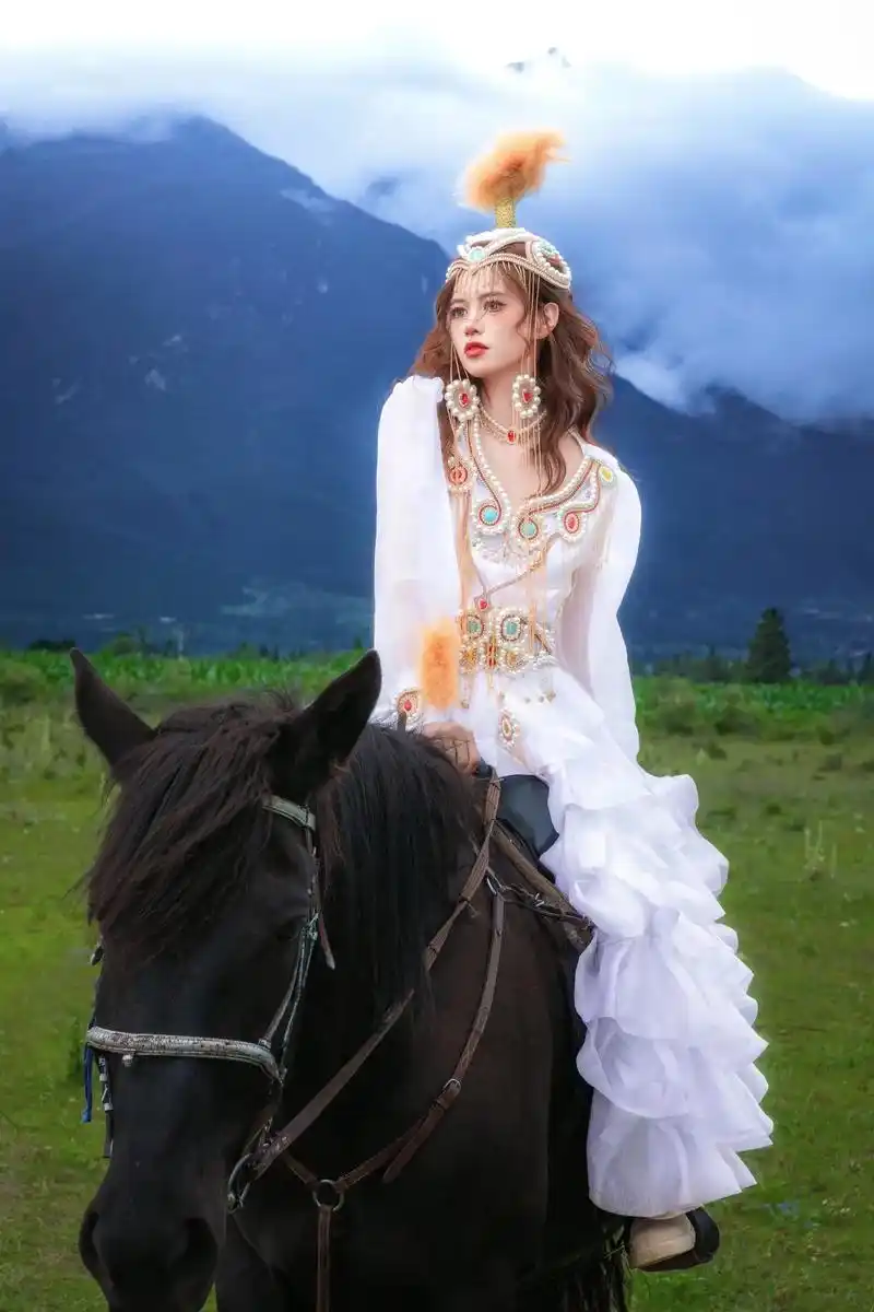 去丽江做一回被高山围绕的哈萨克族女孩～#丽江写真 #哈萨克族 - 抖音