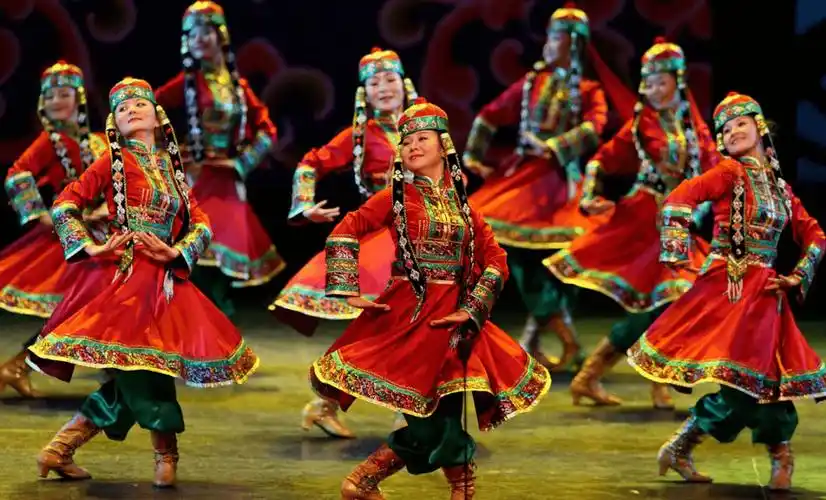 蒙古族是能歌善舞的民族,其舞蹈文化与他们的狩猎,游牧生活有密切联系