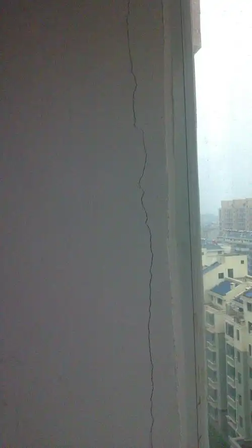 新房窗台出现裂缝,请问问题严重不?