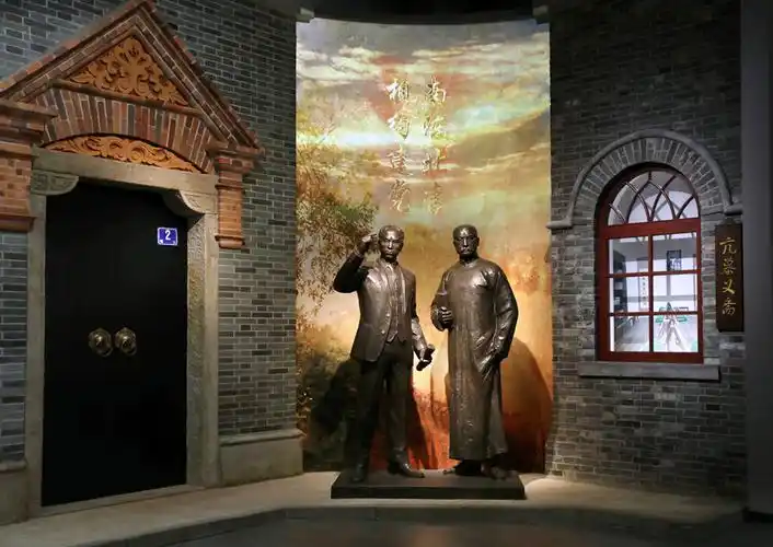 6月1日拍摄的中共一大纪念馆内的"南陈北李,相约建党"主题雕塑.