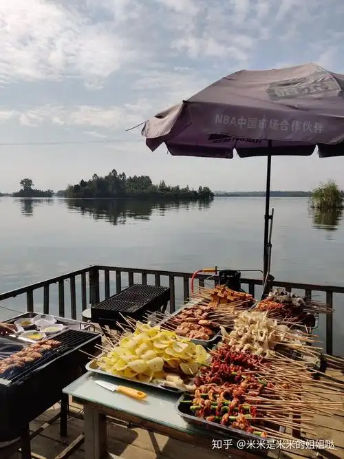 周末,一家人跑湖边烧烤,晒太阳,打麻将.标准成都生活!