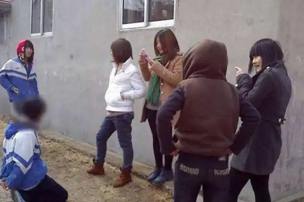 四川校园暴力事件三十五秒被扇耳光十四次左耳鼓膜穿孔