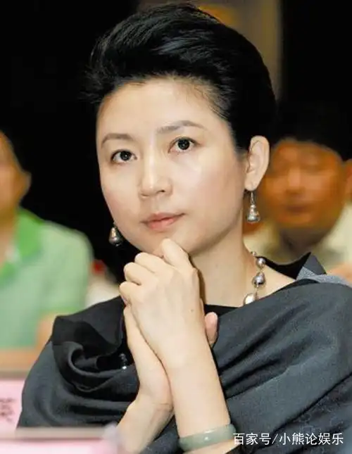 王小丫是一个细心的主持人,舞台上的一切她都处理的很周到,她的主持给