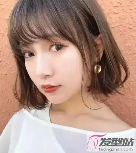 女生肩上短发发型潇洒灵动尽显个性魅力