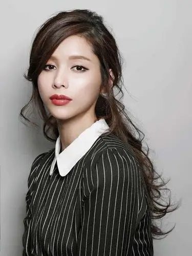 散发性感女人味:线条感低马尾