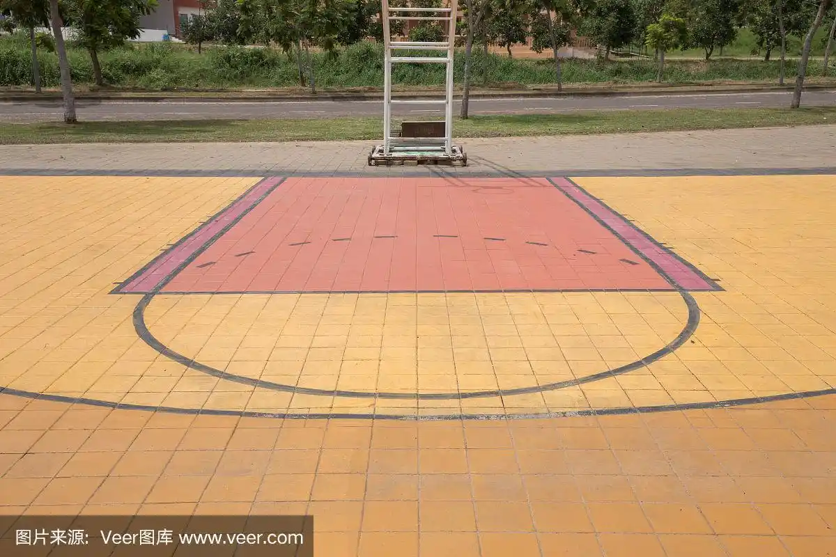 公共篮球场的罚球线