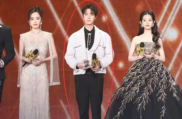 星光大赏顶流明星合照有谁注意肖战王一博的站位工具人实锤