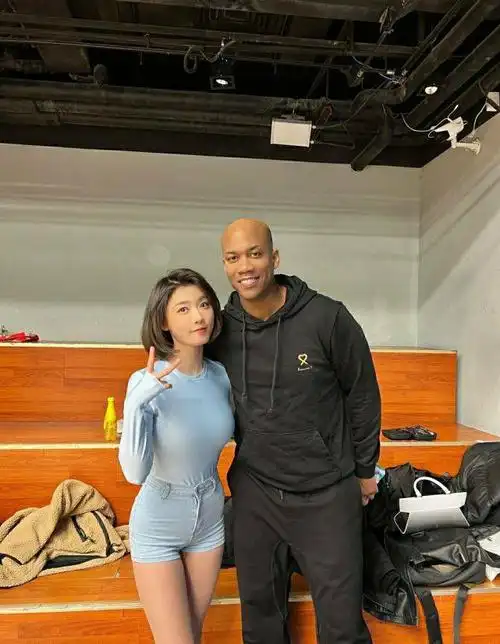 马布里回归为北控高层点赞球迷老马与聂小雨陈露亲密互动