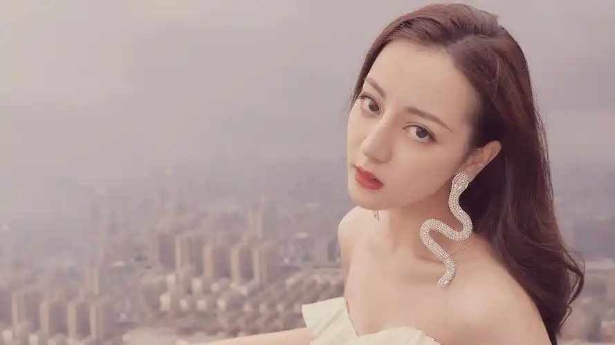 迪丽热巴性感白色长裙优雅写真,大陆明星-回车桌面