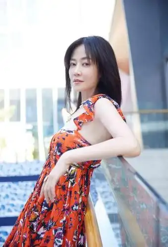 简介:谭卓性感女人味杂志大片写真图片,分享一组谭卓图片给大家,图中