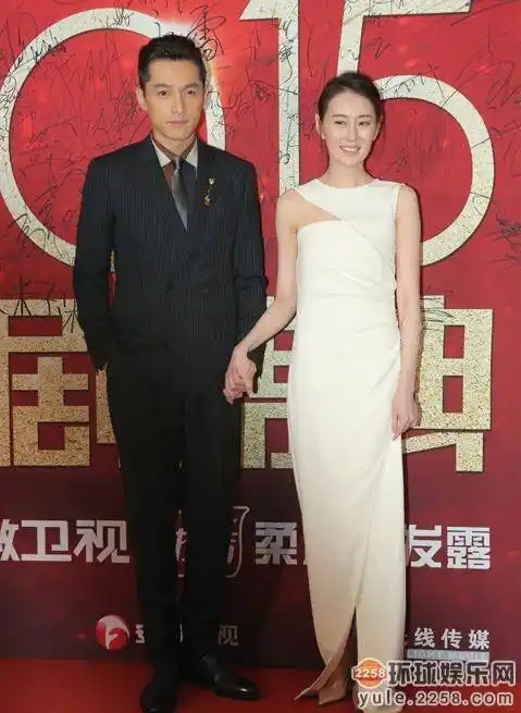 胡歌牵手王乐君走走红毯两人被起哄深情款款跳舞王乐君同胡歌出席颁奖