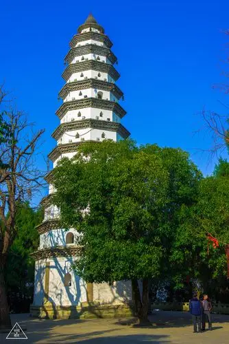 大年三十夜过的很特别,我选择拿着相机去家乡白塔观景台上俯视整座城