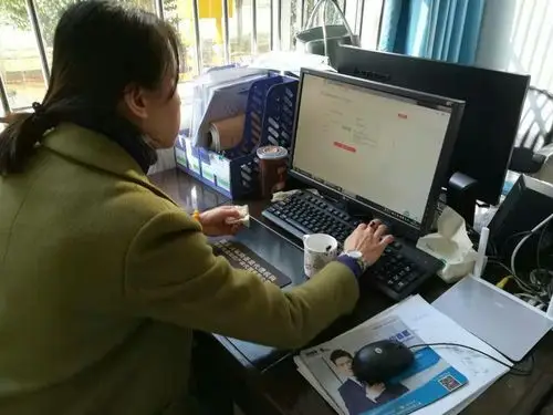 刚来到办公室妈妈就立刻投入了忙碌的工作之中