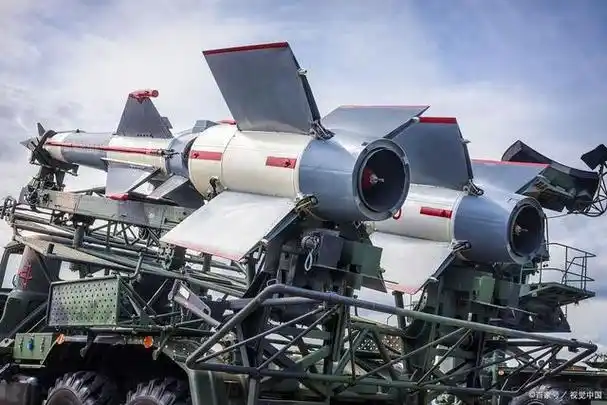 火力全开!红旗-7b导弹倾斜式发射,为我国战备保驾护航!