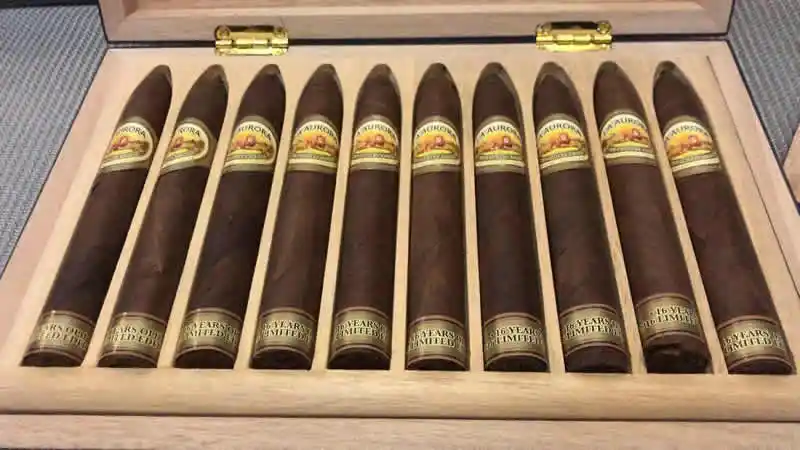 mm 环经:52 规格:10支/钢琴漆礼盒 描述:拉奥罗拉多米尼加第一雪茄厂