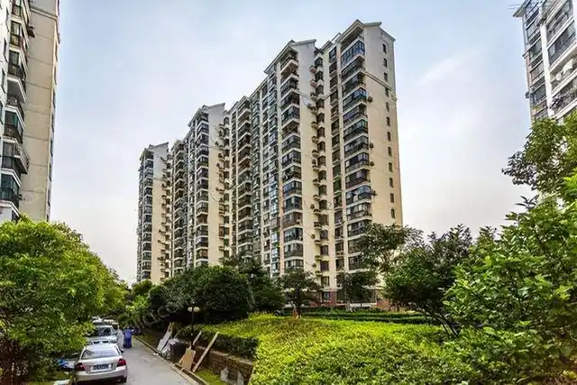 而最近几年很多朋友在买房的时候,反而更愿意选择老小区,而不是新建的