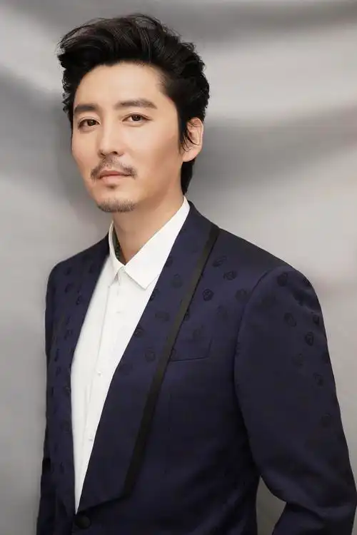 毕业于中央戏剧学院表演系,中国内地影视男演员