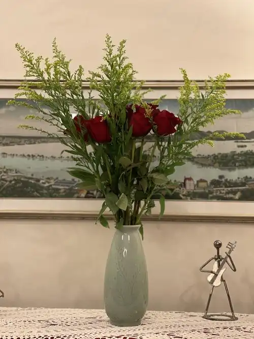 黄莺和大红色玫瑰,经典搭配,没有新意.