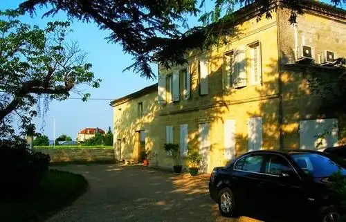 在法国的波尔多,梦洛庄园是每公顷单价最贵的葡萄园,而赵薇在梦洛庄园