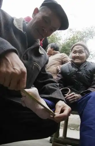 在征得老人的同意下,将为老人的小脚拍照存档,检查小脚是否健康,并为