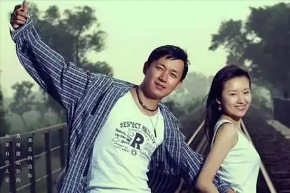 王大治携妻女看房被嘲!一件t恤穿2年,头发凌乱妻子近照不如董洁