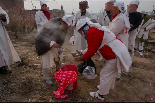 家里有老人去世,是一件很悲痛的事情.