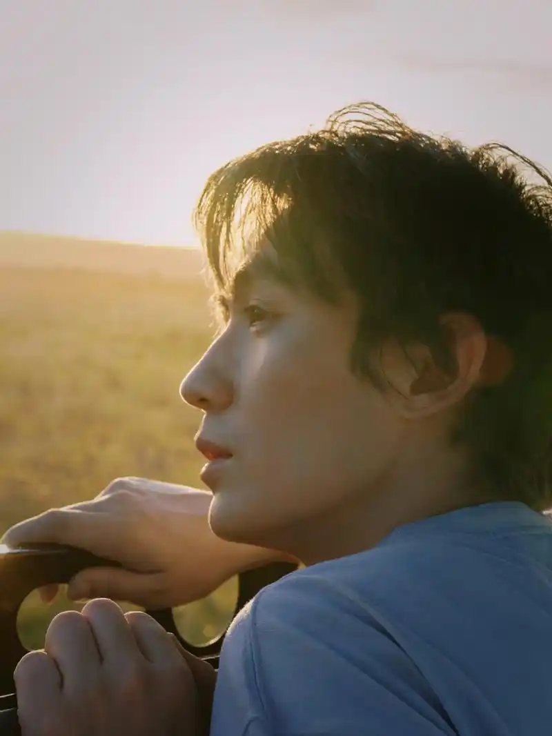 共赏朱一龙绝美侧颜!