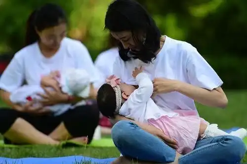 原创宝宝一边吃母乳,一边用手推妈妈,专家:宝宝有比吃奶更多的需要