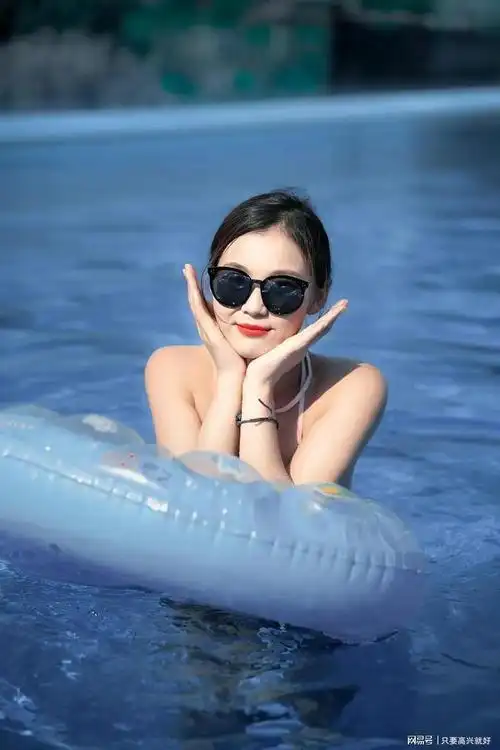 泳池里的时尚泳衣小姐姐清凉了整个夏天