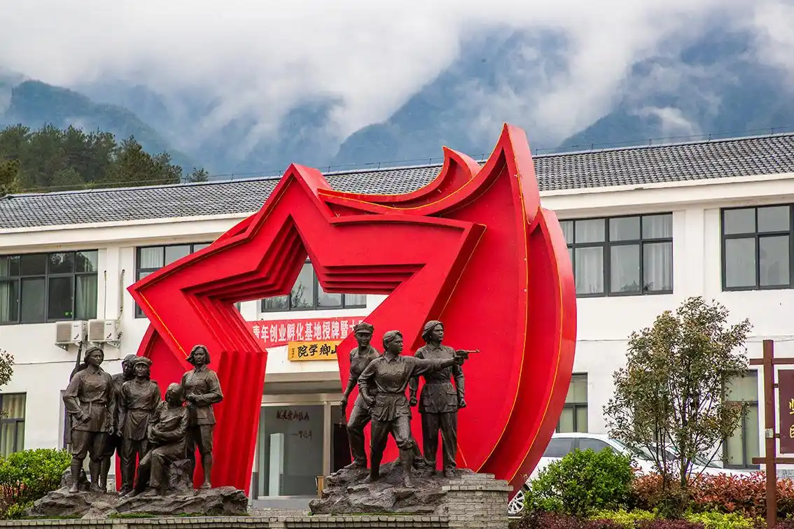 金刚台上花儿为啥那样红?红色遗迹满山川,"大别山精神"誉全国