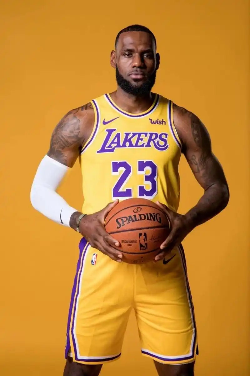 詹姆斯重新穿上23号球衣,此前,詹姆斯在热火号召全联盟退役23号,以