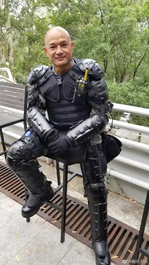 香港光头警长刘sir开微博# 光头金刚警长[. 来自朝阳少帅 - 微博