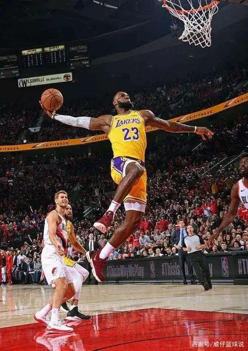 詹姆斯霸气扣篮欣赏