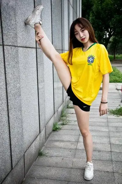 pg-24足球宝贝笑笑拍摄写真 可爱小姐姐大秀一字马送别巴西