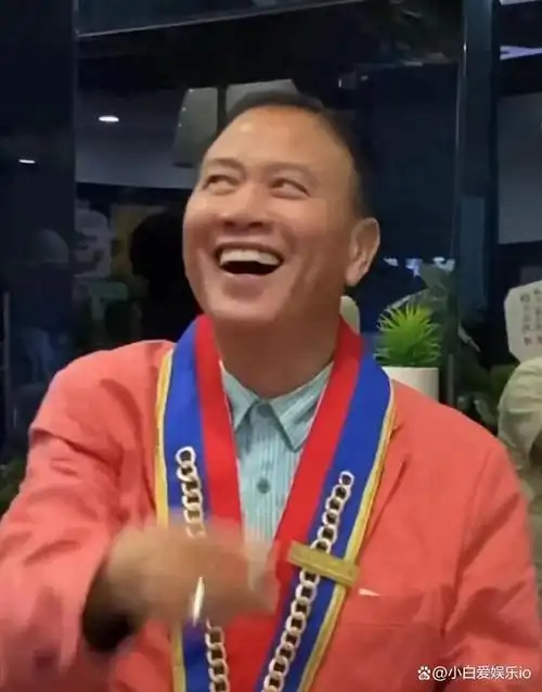 在9月25日,有一段万梓良老戏骨的最新视频在网上曝光,视频中他携妻儿