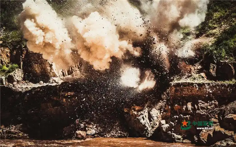 8月7日,川藏公路海通沟塌方路段,武警交通二支队官兵正在实施爆破作业
