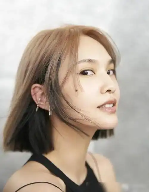 杨丞琳晒短发照奶茶色短发飒爽自然气质超好|李荣浩|发型|娱乐圈|脸型