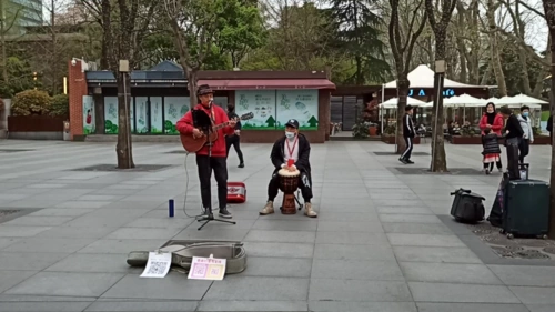 春天的上海静安公园门口上海街头艺人唱歌给你听