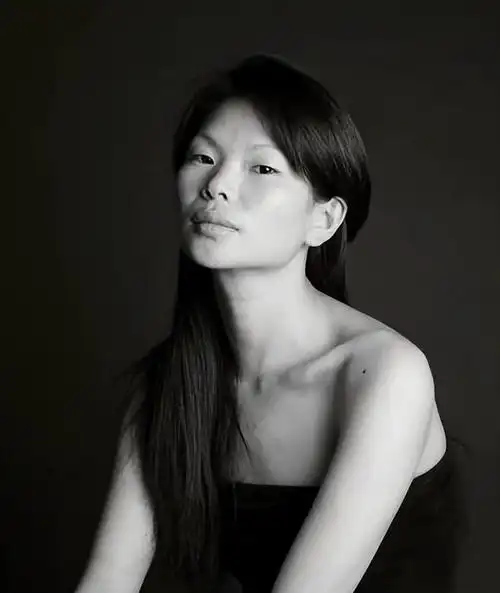 她也因此被冠为中国第一位丑出圈的模特——吕燕