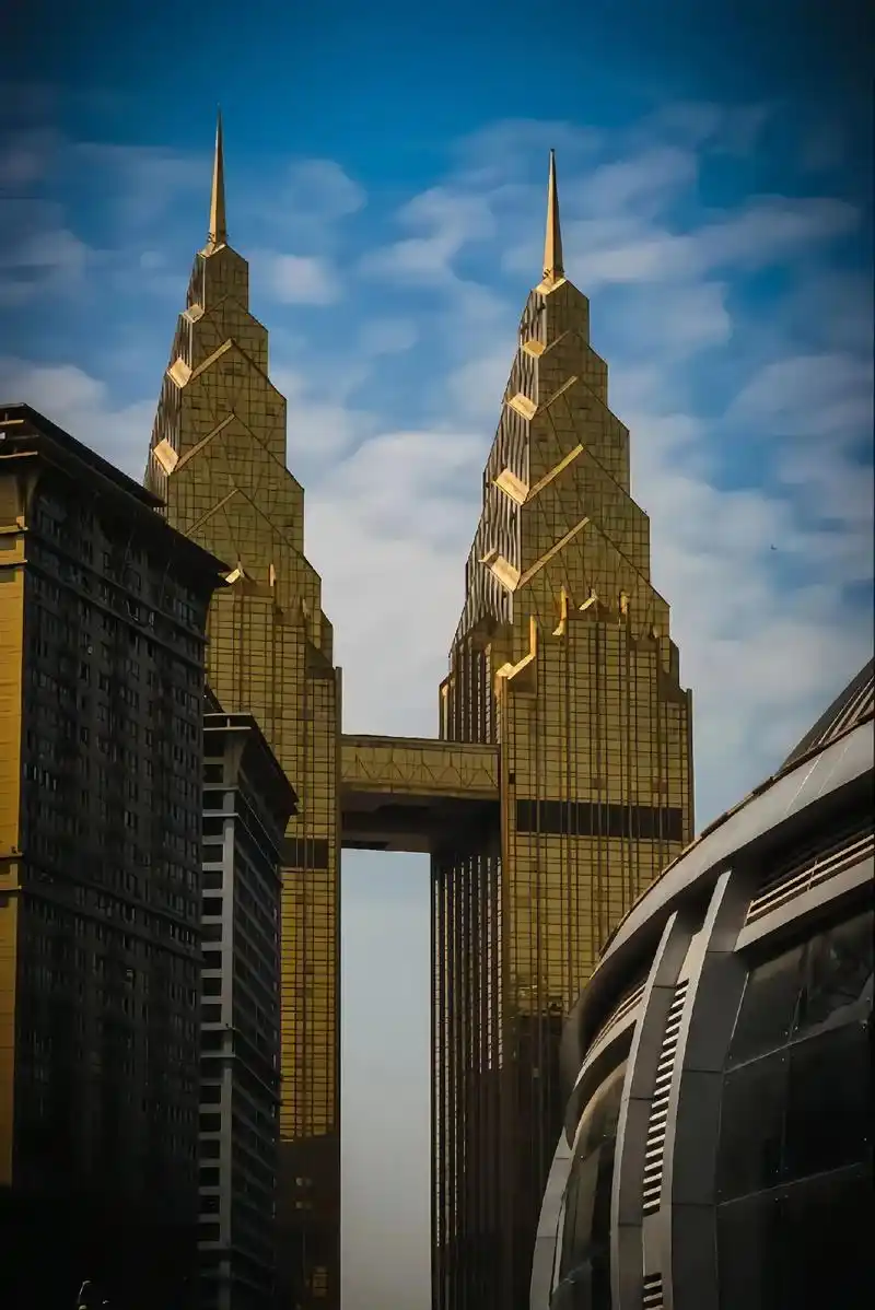 重庆地标建筑"双子塔—喜来登酒店.