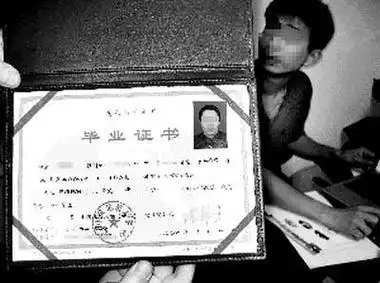 工作人员向记者展示他们以前办理过的学生毕业证书