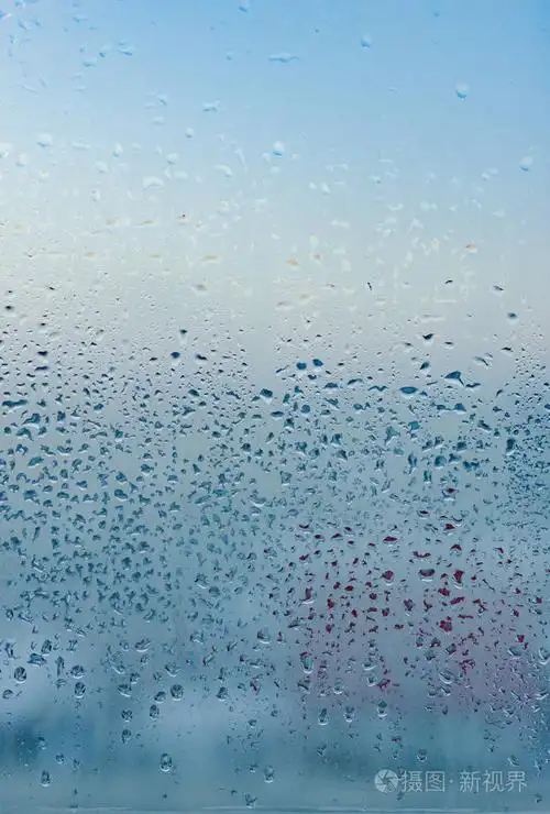 扭曲的玻璃背景冬季湿度大水滴从家里凝结在窗户上