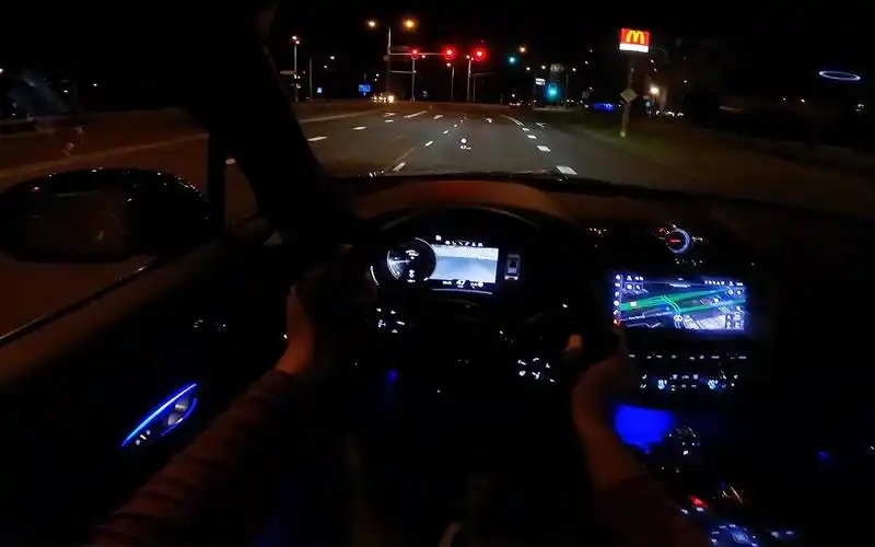 2021款宾利添越第一视角夜间驾驶